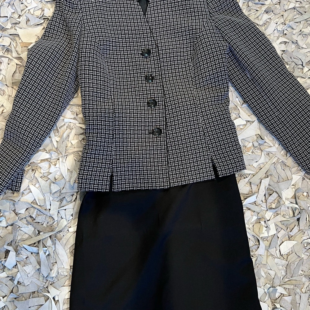 Le Suit 2 Piece Suit